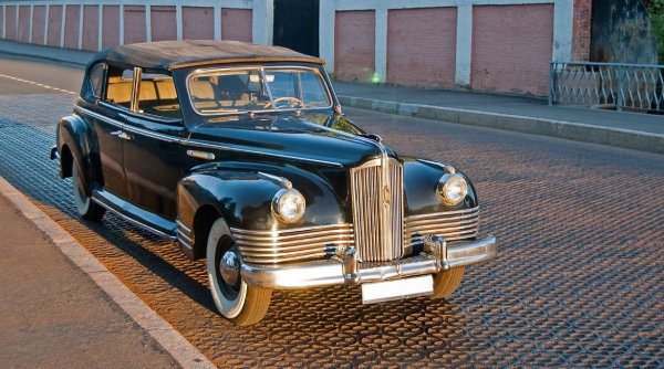 Понякога този двигател бива упрекван, че е двигател с ниски клапани. Казват, че това е остарял дизайн и дори предишният &bdquo;луксозен&ldquo; двигател ЗИС-101 е с горен клапан. Има обаче обяснение за това: двигателят с по-ниски клапани и дори с хидравлични компенсатори работи много по-тихо от аналозите с горни клапани. А за една правителствена лимузина това е много важно. В допълнение, можете да поставите монета върху него без да се помести: моторът също няма почти никакви вибрации. С една дума, това е най-добрият съветски двигател за времето си.